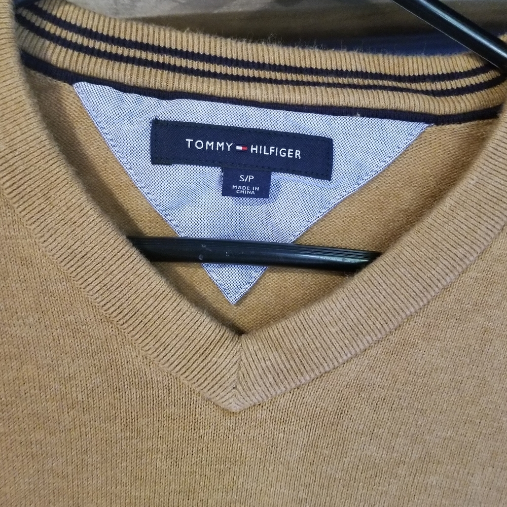 *SOLD* Tommy Hilfiger men's small v neck sweater - Picture 3 of 6